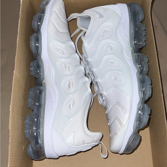 White Nike Vapormax - Picture 6 of 6